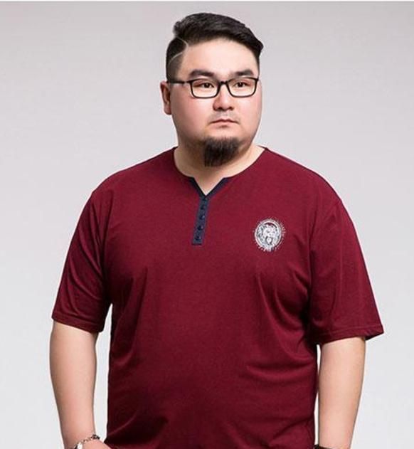 两边剃光的最帅气发型，干练利落又有范，好打理更有男人味