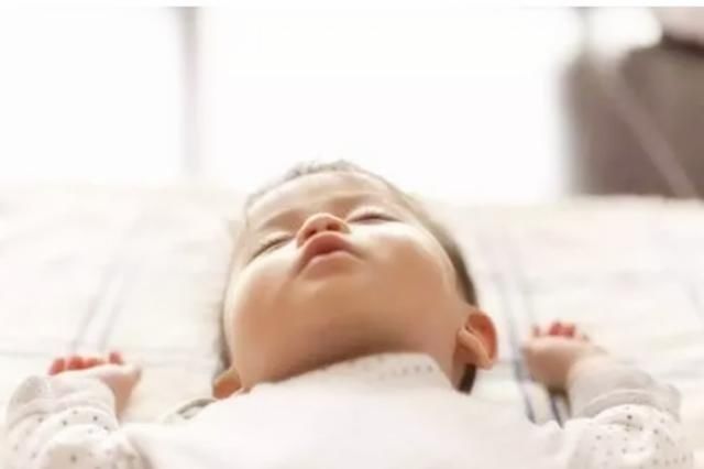 营养均衡|睡觉姿势和大脑发育有关,如果是如此睡觉,孩子的大脑发育很发达