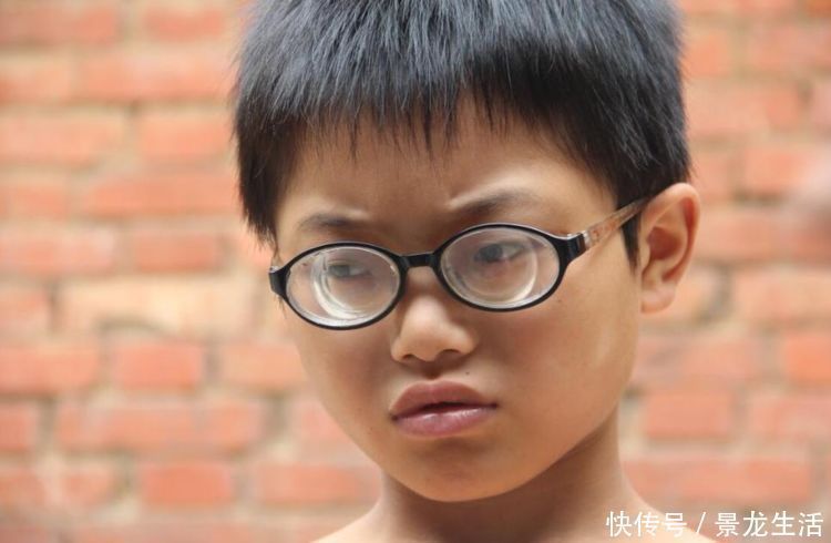 孩子|从小“近视”和不近视的孩子,长大后颜值有啥区别?过来人:差距