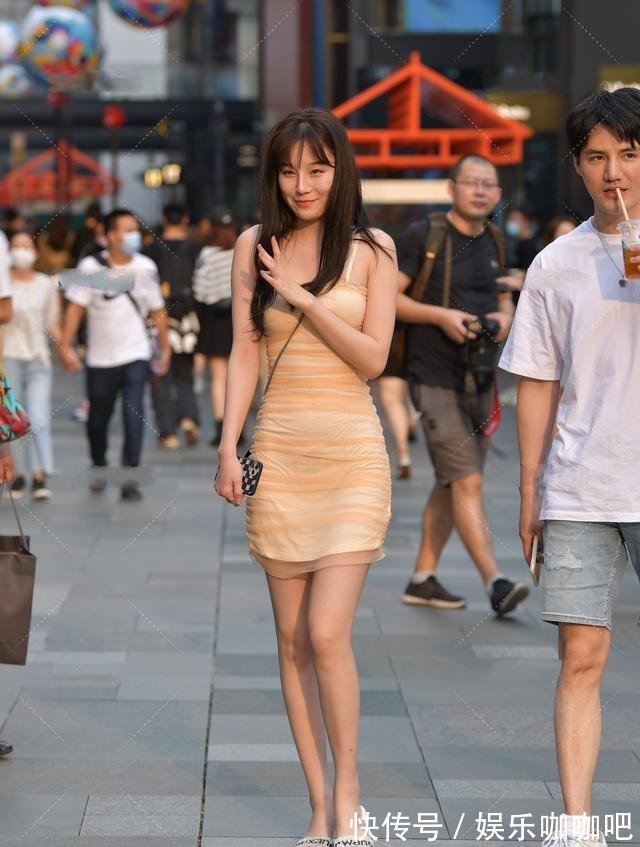 长裙 淡黄的长裙搭配超可爱小挎包,甜美可爱,精致梦幻!