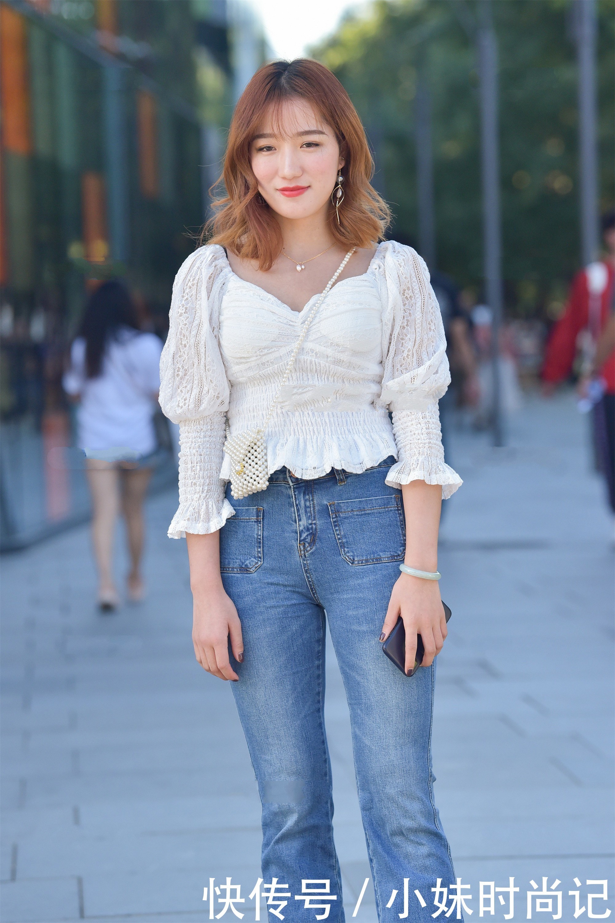 设计|街拍:白色泡泡袖设计上衣, 搭配阔腿裤, 邻家小公主气质
