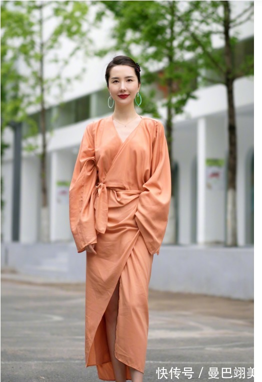 蕾丝|30岁女人穿纯色连衣裙，面料要有高级感，优雅到骨子里