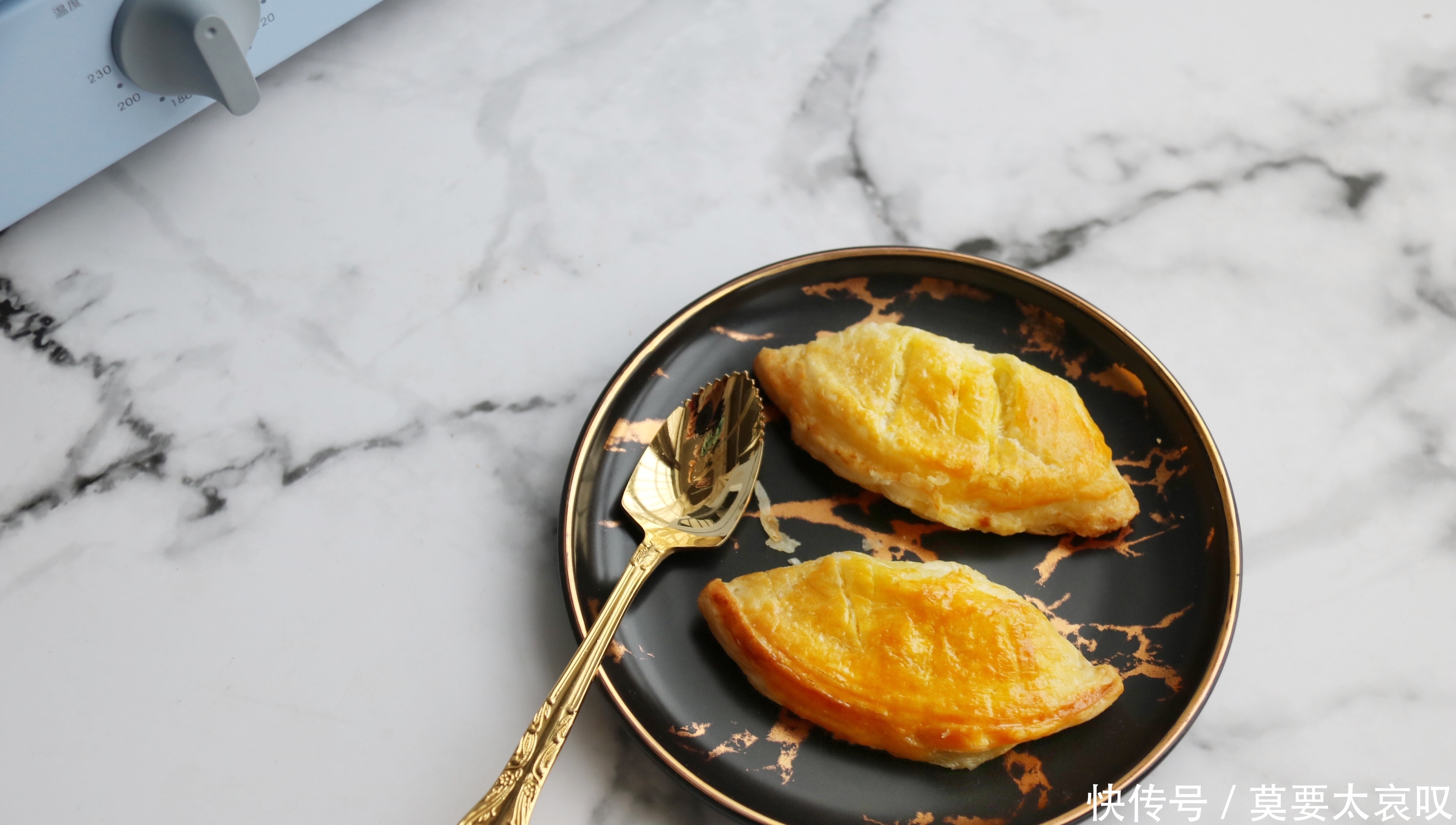 春天爱吃酥皮点心,手不沾面3分钟做1盘,金黄诱人,层层香酥掉渣