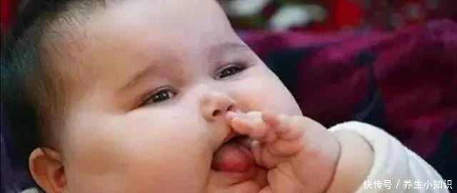 宝宝喂多了会有这些迹象,孩子吃得不是越多越好,会影响大脑发育!