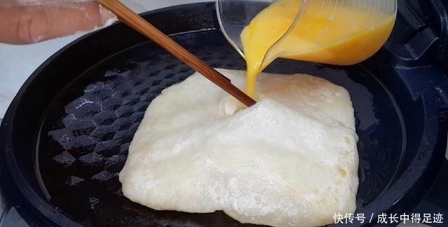 大泡|爱吃烙饼的要收藏了,加4个鸡蛋,个个空心鼓大泡,比手抓饼好吃