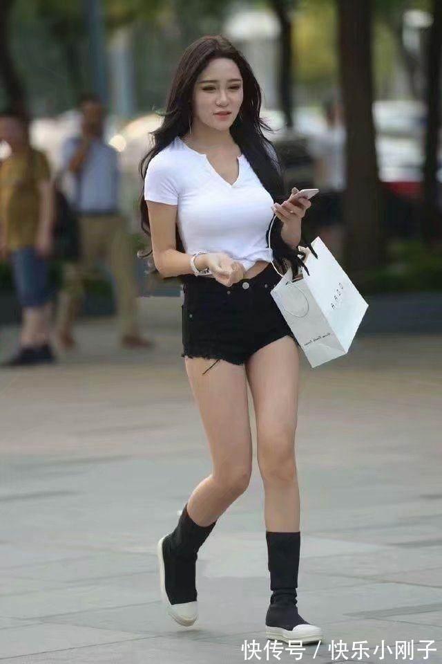 牛仔裤|时尚搭配,一双个性性感的黑色高跟鞋,撑起了美女修长的身躯