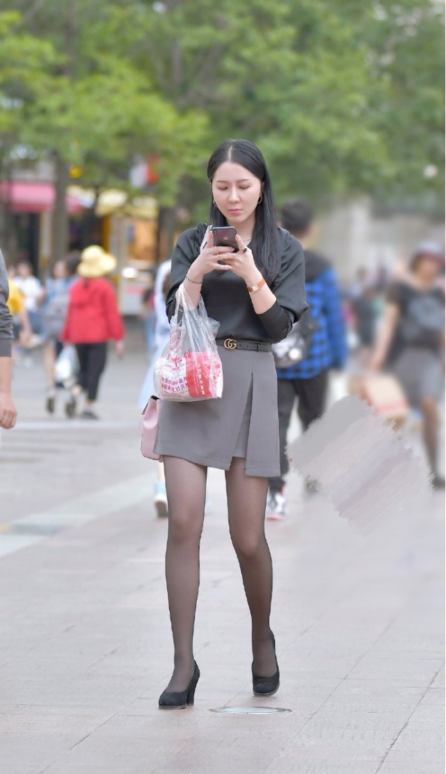 什么才是优雅也不过是灰色短裙配粗跟,简单又直接