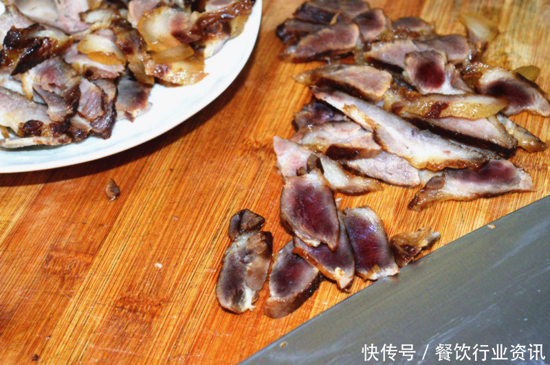 好吃|过年不准备点腊肉可不行,家庭版腊肉,色泽红润非常好吃!