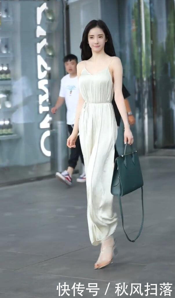 实在不明白,这件“连体裤”到底怎么穿上去的