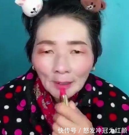 老人|80岁老人直播化妆，画完之后太惊艳，网友:别人家的奶奶