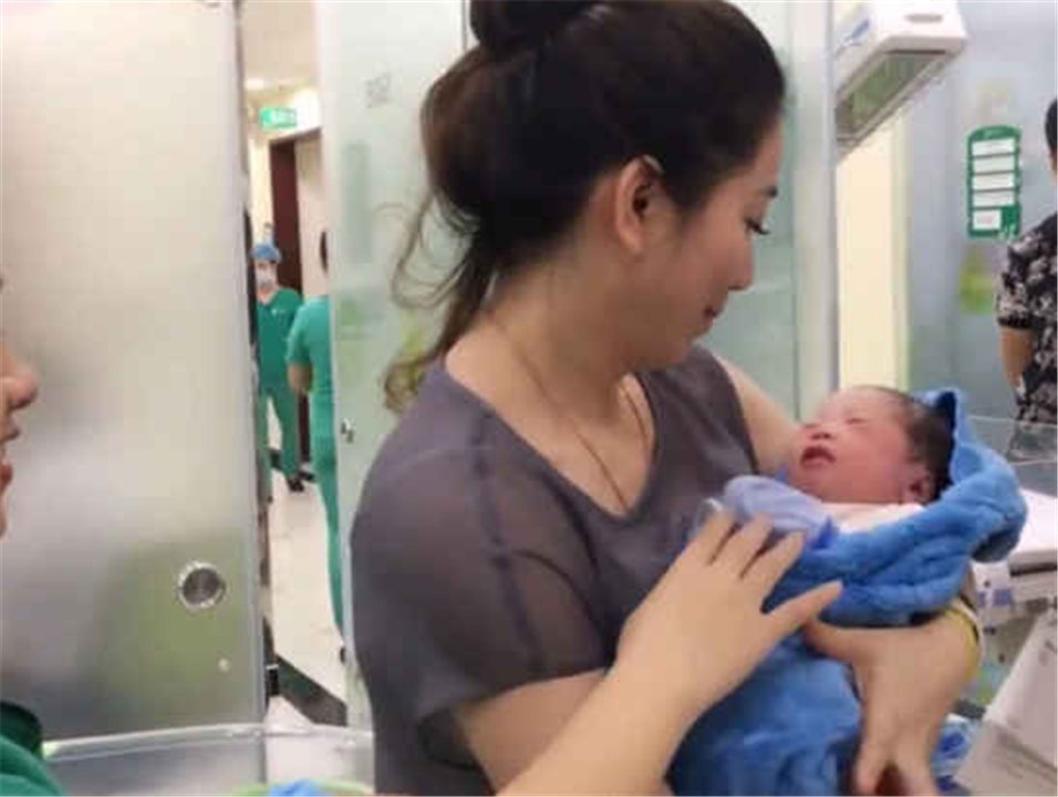 外婆|“最嫩外婆”产房门口抱外孙,路人疑惑:才生完孩子就能溜达了?