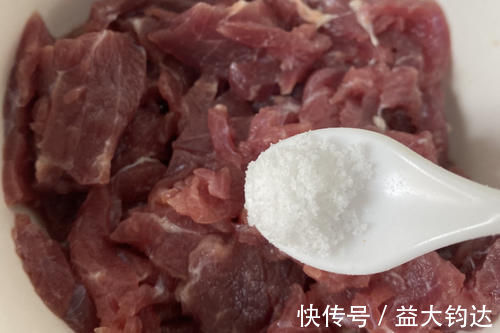 牛肉怎么腌才嫩？大厨教你3个技巧，不放料酒不放鸡蛋，滑嫩可口