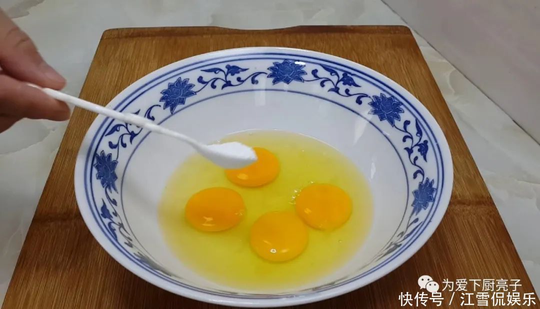  香甜|4个鸡蛋，1碗面，锅里炒一炒，又香又软又香甜，比沙琪玛还好吃！