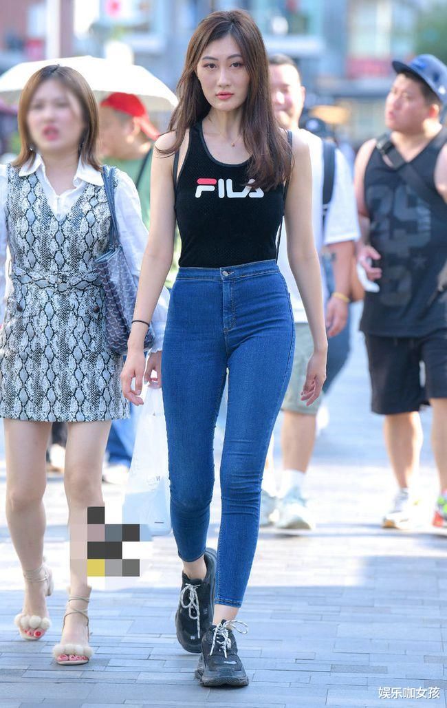 时尚街拍：牛仔裤小姐姐，优雅气质的同时又很甜美