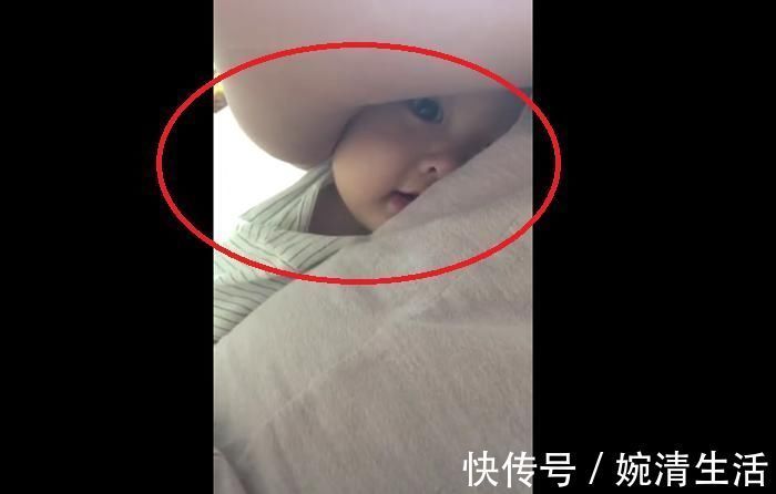 肚子疼|宝爸哄孩子的招数，妈妈笑到肚子疼，宝宝“骗人”的技术真高