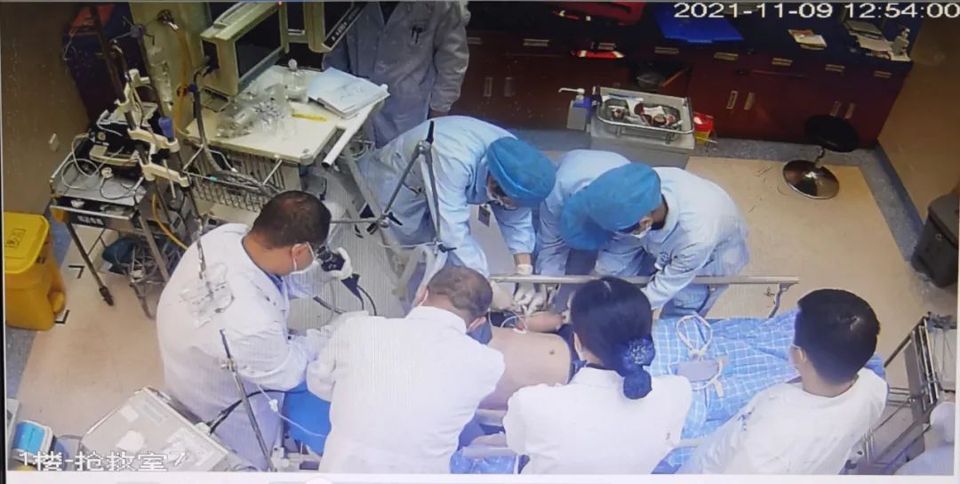 医务|男子就餐时突然昏迷！杭州超豪华医务阵容上演教科书式抢救！