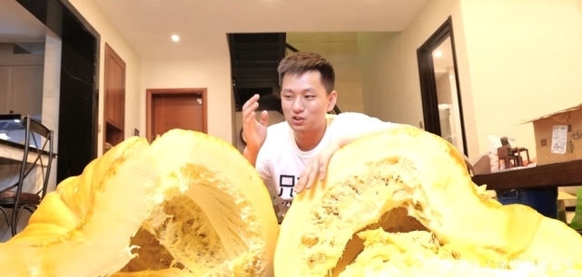 喂猪|敬汉卿挑战300斤南瓜王，自嘲是在吃猪食 ，发布不到一小时播放量上10W