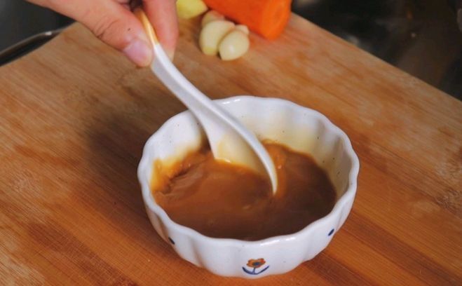 炒瘦肉别用淀粉腌制,换成这2样,猪肉滑嫩香软又可口,还不粘锅