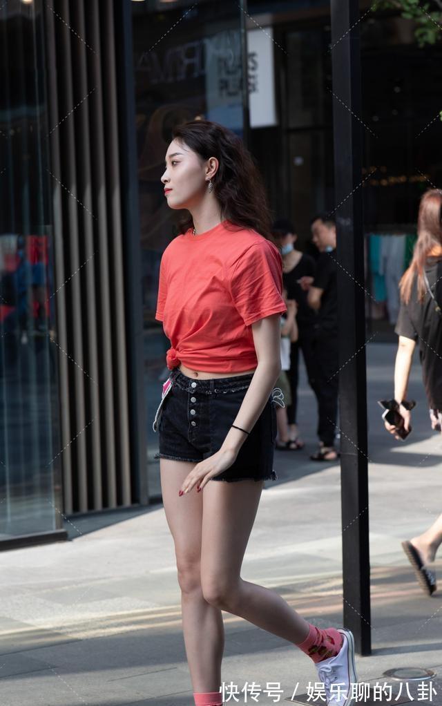 美女|美女搭配轻松，显得年轻，配上衬衣看上去非常清爽