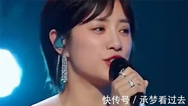 节目|主持人穿衣失误少穿了一件衣服,张国立全程目不斜视