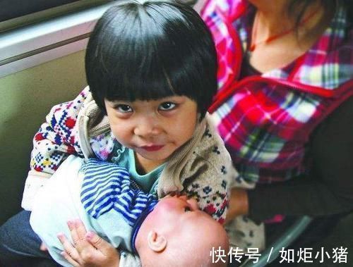 逼真|4岁女儿说害怕洋娃娃,晚上总是冲着自己笑,妈妈了解真相后崩溃