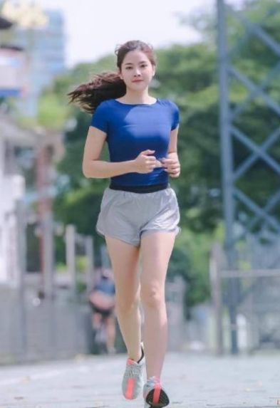 长得俊|街拍:面容白皙精致的小美女,长得俊美冷艳