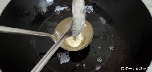 面粉新吃法,手不沾面,比油条做法简单,比馅饼好吃,越吃越想吃