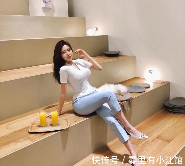 时尚 纯色T恤搭配牛仔裤,典雅质朴,清纯又迷人!