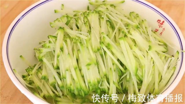 早餐|1根萝卜3个鸡蛋，用筷子搅一搅，营养丰富，五分钟搞定家人早餐