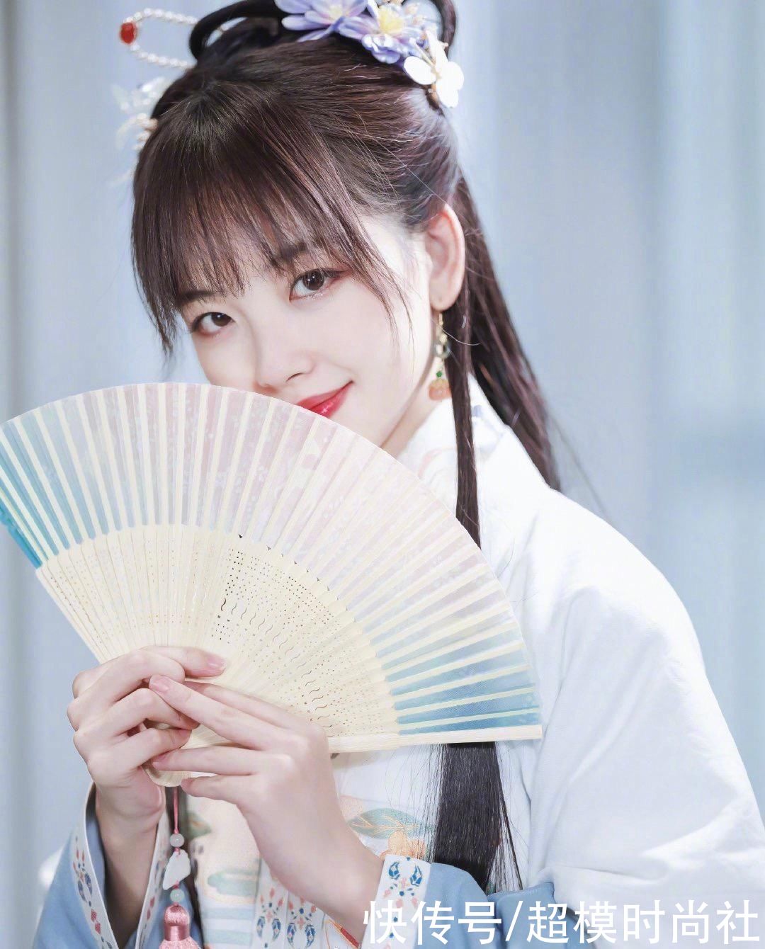 央视主持王冰冰汉服造型惊艳！穿白色刺绣汉服气质清纯，被夸绝美