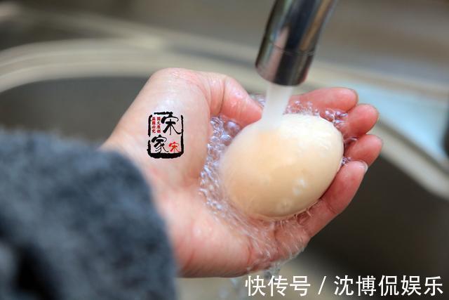 鸡蛋别直接用清水煮,多加2步,不炸裂,蛋壳还一剥就掉