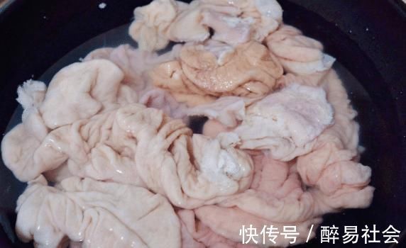 洗猪大肠，放“2样料”，不用食盐，清洗得更省力，干净无腥臭味