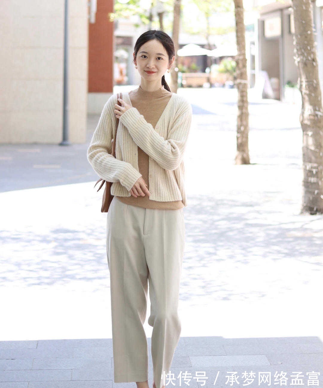 搭配 今年有种火叫杏色穿搭,毛绒外套搭配灰色长裤,高级时髦又显白