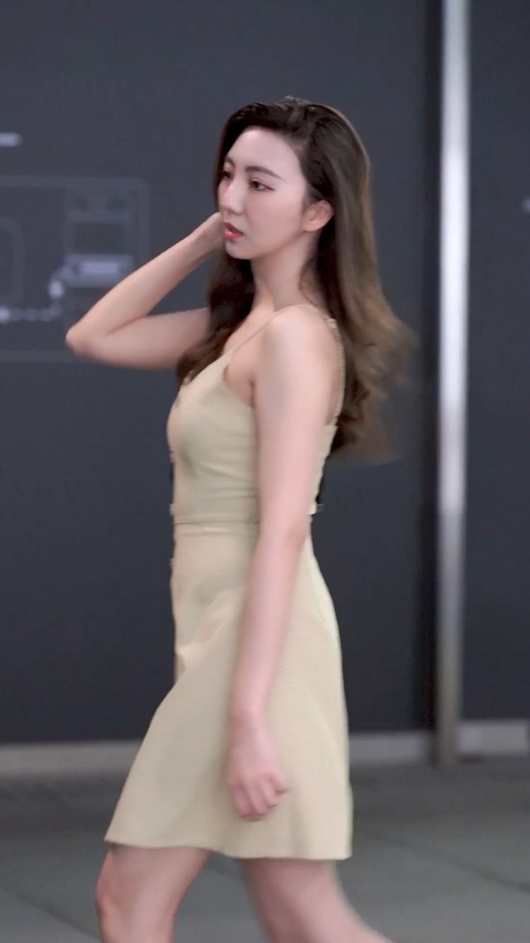 魅力|街拍:简约时尚的高跟鞋,能够穿出女性身上独有的魅力