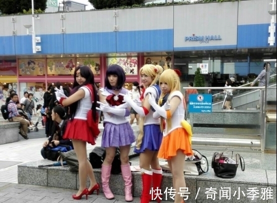 浓妆艳抹|日本街头的姑娘,浓妆艳抹,身上有一种“奇葩”的二次元感觉