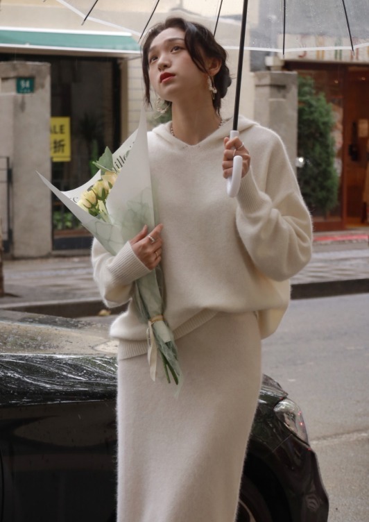 冬天|冬天也要穿的好看精致,试试“针织衫+半身裙”,氛围感觉了!