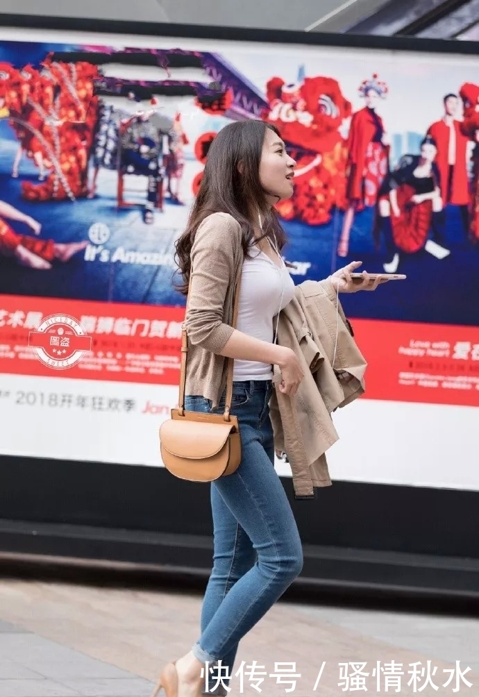 街拍:白衬衫搭配蓝色条纹包臀裙,颜色唯美浪漫