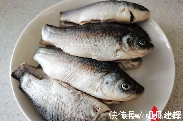 这个方法制作的酥鱼,孙女自己都能吃了,鱼刺变得绵软不必吐剌了