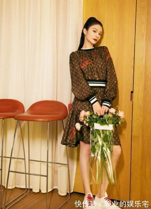 现代感|被傅菁给惊艳到了,穿复古印花裙还扎高马尾,气质改变不少