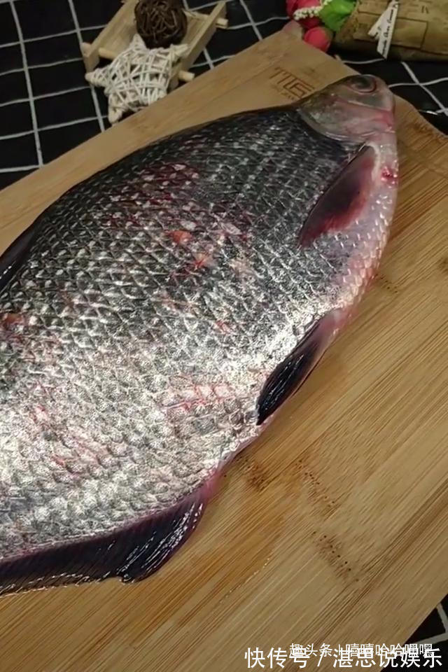 制作简单，上手快，活鱼的最高礼遇之清蒸武昌鱼！