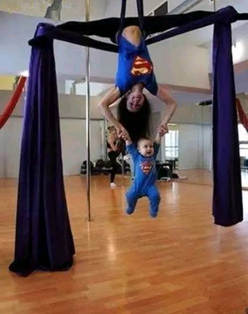 |搞笑图片幽默段子笑话哈哈,妹子你是带孩子一起健身么,小心哦