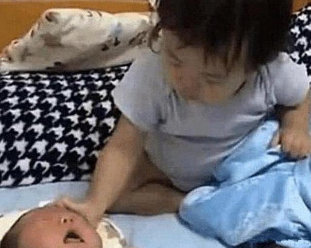 内心|2岁姐姐被3个月大弟弟吵醒,一看妈妈不在,姐姐做法太有爱了
