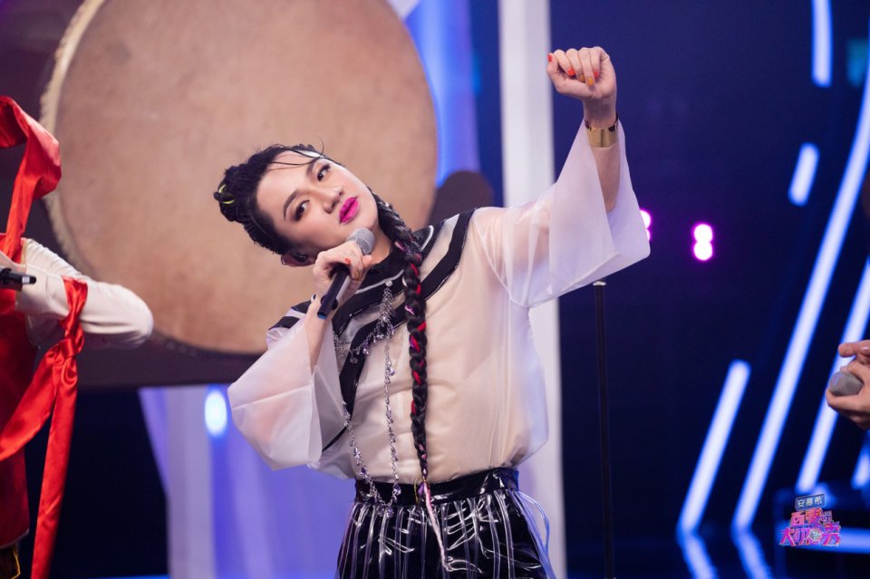 蔡国庆反差挑战模仿易烊千玺 《百变大咖秀》三网收视稳居第一