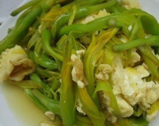 黄花菜|常给孩子吃此菜,再贵也不要省,孩子个头超过同龄人,大脑更聪明