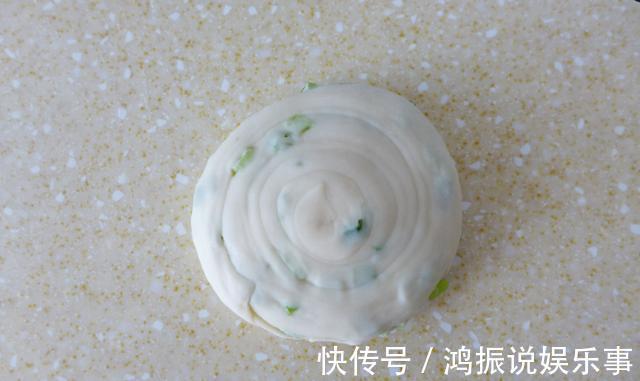 面团|做葱油饼时,只要掌握这1步,面饼柔软有筋道,凉了也不硬