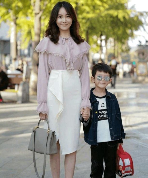 街拍:小姐姐时尚性感,皮肤白皙妩媚迷人!