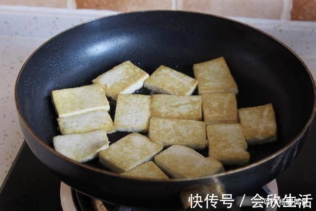 红烧豆腐|豆腐用这个方法做,再撒点孜然辣椒面,味道太赞了,一锅都不够吃