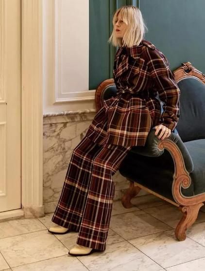 阔腿裤已经过时了，今年春天流行的是“格纹裤”，显高显瘦又时髦