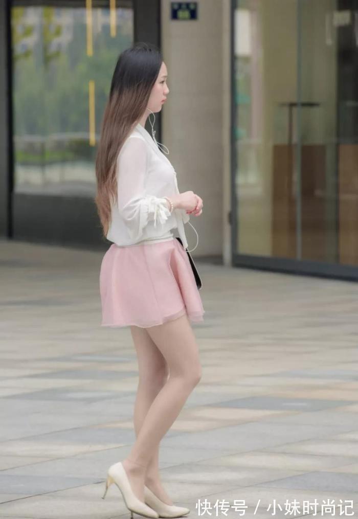 清新|街拍:打扮很清新很靓丽的美女,干净整洁的气质,多了几分淑女气质