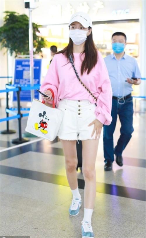 “阔腿裤”大势已去！现开始流行“乘风破浪的裤子”，遮肉又显瘦